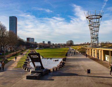 Door het warme weer was het druk in het Spoorpark. Zo druk dat de politie en handhaving zich genoodzaakt zagen om iedereen weg te sturen uit het park.