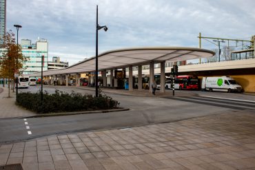 Een vrouw weigert desgevraagd steeds weer het servicepunt van een busbedrijf te verlaten, en ze is daarom aangehouden voor lokaalvredebreuk.