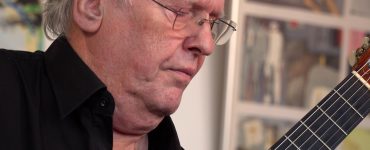 Gitarist Joop Biegelaar laat weten dat Santiago en hij veel gestudeerd hebben, en stukken hebben uitgekozen die ze gaan spelen.