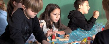 Kunstwerken die kinderen uit de Reeshof voor de bakfietsjuf maken komen in pakketjes en worden verkocht op het Spruit Festival, een heus kindertheaterfestival.