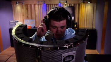 WAYNG is een platform onder leiding van Theodorus Misiedjan dat jongeren begeleidt bij onder andere het maken van muziek. Een tiental jongeren uit Tilburg en omgeving lopen hier stage of zijn er op een andere manier bij betrokken.