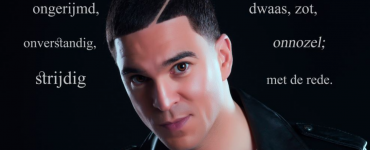 Met veel grappige observaties, typetjes, herkenbaarheid, irritaties en blinde vlekken. En met een beetje geluk showt Nabil Aoulad Ayad je in zijn show Absurd ook nog zijn talent voor zang, piano en beatbox.