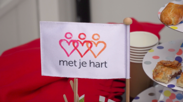Stichting Met je hart werkt samen met huisartsen, mensen die werken in de zorg en buurtbewoners. Deze partners hebben zicht op kwetsbare ouderen die eenzaamheid ervaren.