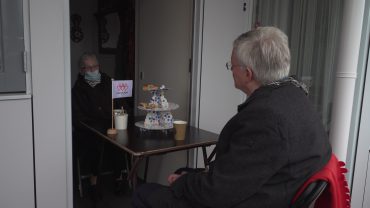 Stichting Met je hart is begonnen met het uitdelen van kerstpakketten aan eenzame ouderen. Ook kwam burgemeester Weterings mee om een paar ouderen een bezoekje te brengen en te vragen hoe het met ze gaat.