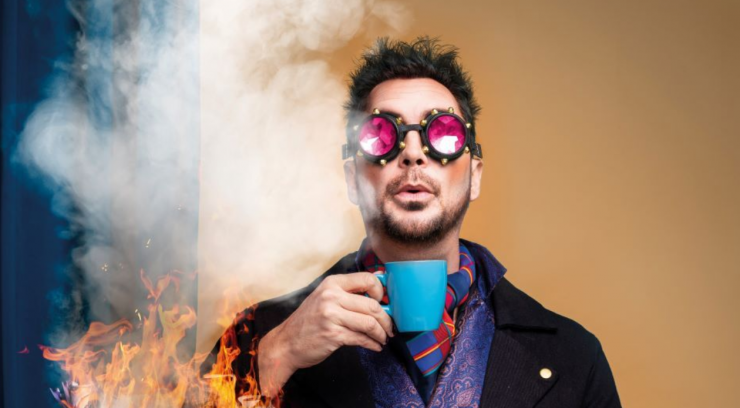 Cabaretier Guido Weijers roast het nieuws, zaagt hoge bomen bij de knieën af en raast dan, alweer voor de tiende keer, dwars door het jaar heen in zijn Oudejaarsconference.