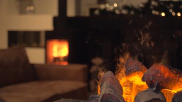 Om de overlast van stoken tot het minimum te beperken, roept het RIVM bij slechte weersomstandigheden mensen op om geen hout te stoken. Dit wordt gedaan met zogenaamd stookalerts.