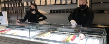 De nieuwe ijswinkel die gevestigd is in de Frederikstraat verkoopt naast ijs onder meer chocolade en macarons. De opening van de zaak zou donderdag zijn, maar gezien de gelekte maatregelen besloot ondernemer Edwin van Steenis om nog snel de laatste uurtjes dat de winkels mogen open zijn mee te pakken.