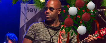 Speciaal in kerstsfeer zullen deze kerst in een livestream van Hey-hoef Muziekfabriek maar liefst 22 lokale artiesten te zien zijn. Liefhebbers, beginners met en zonder plankenvrees, semi-professionals en jonge talenten zetten dan hun beste beentje voor.