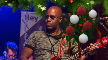 Speciaal in kerstsfeer zullen deze kerst in een livestream van Hey-hoef Muziekfabriek maar liefst 22 lokale artiesten te zien zijn. Liefhebbers, beginners met en zonder plankenvrees, semi-professionals en jonge talenten zetten dan hun beste beentje voor.