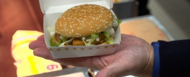 Waar het nu begint met een aantal vegetarische alternatieven, kijken grote hamburgerketens in de fastfood al een stapje verder. Er wordt ook geëxperimenteerd met plant-based burgers, een veganistische burger dus.