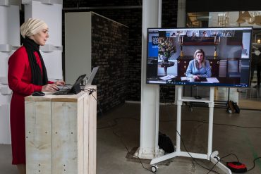 Koningin Máxima brengt een digitaal werkbezoek aan ‘de Doorbraakmethode’ in Tilburg. Dat is eén van de vijf methoden van schuldhulpverlening die door de organisatie SchuldenlabNL, op wat grotere schaal dan voorheen, in de praktijk worden toegepast.