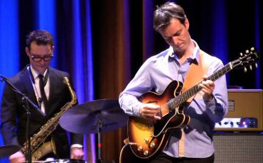 Meestergitarist Jesse van Ruller zag kans om aan te schuiven bij het Benjamin Herman Trio, waardoor er vrijdag 29 januari het kakelverse Benjamin Herman – Jesse van Ruller Quartet op de bühne staat bij Paradox.