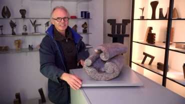 Als je over de Noordhoekring loopt, zou je niet zeggen dat daar een atelier van een beeldhouwer te vinden is. Toch bevindt zich hier de werkplaats van beeldhouwer Niko de Wit. Inmiddels zit de kunstenaar al 50 jaar in het vak.
