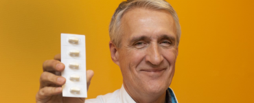 Multiple Sclerose (MS)-patiënten met een terugval in het ziekteproces kunnen voortaan thuis worden behandeld. Zij hoeven daarvoor niet meer naar het ziekenhuis te komen, omdat het medicijn nu ook in capsulevorm beschikbaar is.