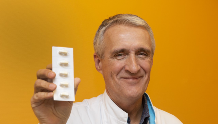 Multiple Sclerose (MS)-patiënten met een terugval in het ziekteproces kunnen voortaan thuis worden behandeld. Zij hoeven daarvoor niet meer naar het ziekenhuis te komen, omdat het medicijn nu ook in capsulevorm beschikbaar is.