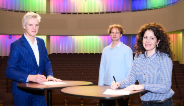 Meer vernieuwende klassieke muziek in de concertzaal van Theaters Tilburg: dat is de gezamenlijke ambitie van Kamerata Zuid en Theaters Tilburg. Op 19 januari ondertekenden Rob van Steen, directeur van het theater en Marieke Machado-Veekens, zakelijk leider van het orkest, een deal.