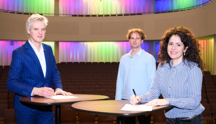 Meer vernieuwende klassieke muziek in de concertzaal van Theaters Tilburg: dat is de gezamenlijke ambitie van Kamerata Zuid en Theaters Tilburg. Op 19 januari ondertekenden Rob van Steen, directeur van het theater en Marieke Machado-Veekens, zakelijk leider van het orkest, een deal.