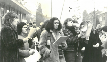 De eerste feministische golf, in Nederland van 1870 tot 1920, heeft geleid tot stemrecht voor vrouwen en recht op betaald werk en onderwijs. Na de tweede feministische golf (1970-1990) leek de strijd gestreden. Maar een nieuwe generatie van jonge feministen is nog steeds klaar voor die strijd.