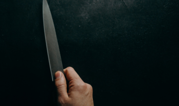 De politie kreeg 5 januari rond half een in de nacht een melding dat op de Van Maarseveenstraat in Tilburg-West een vechtpartij gaande was, waarbij met een mes gestoken zou worden. Het 32-jarige slachtoffer bleek bij de steekpartij in zijn hand te zijn gestoken.