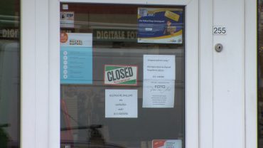 Er is nu al een tijdje een lockdown. De winkels zijn dicht en iedereen moet zoveel mogelijk binnen blijven. Naast de grote winkelketens worden vooral de lokale ondernemers hard geraakt door de lockdown, vertellen ondernemers Frans van Aarle en Ruud Mutsaers.