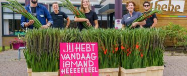 Nadat het platform Breda en Tilburg Maakt Mij Blij vorig jaar mensen in verzorgingstehuizen in het zonnetje zette, gaat het platform nu met een nieuwe actie de bloemetjes buiten zetten voor de zorgsector.