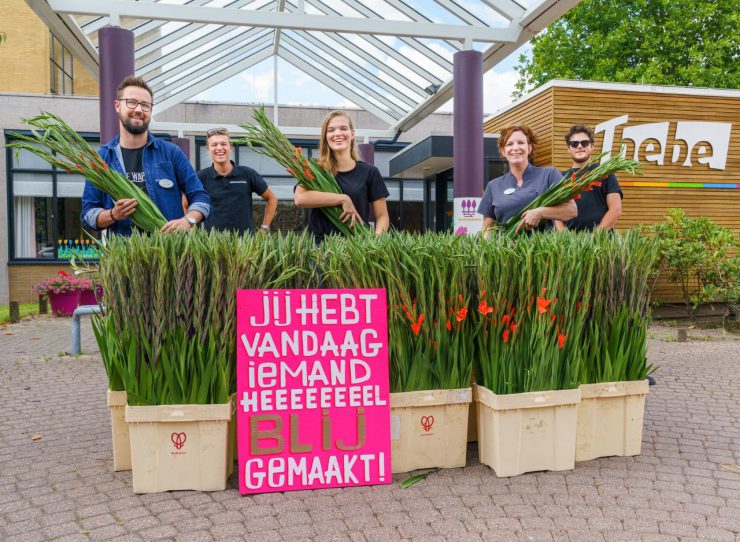 Nadat het platform Breda en Tilburg Maakt Mij Blij vorig jaar mensen in verzorgingstehuizen in het zonnetje zette, gaat het platform nu met een nieuwe actie de bloemetjes buiten zetten voor de zorgsector.