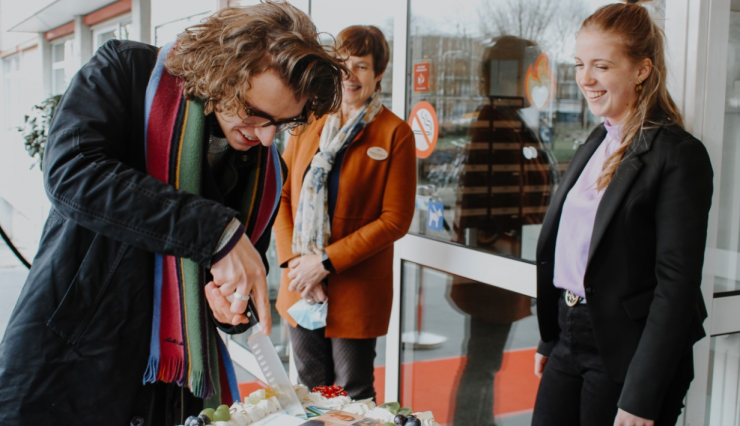 Van de week werden studenten feestelijk welkom geheten als nieuwe bewoners van woonzorgcentrum De Wever | De Kievitshorst aan de Beneluxlaan bij het Westerpark.
