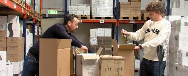 Vrijdag begon de verkoop van de Horeca Surprise Box. Ondernemer Huub van den Muijsenbergh zit met flessen die nu in boxen worden verpakt. Een deel van de opbrengst gaat naar de horeca.