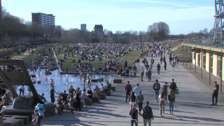 Door het warme weer was het druk in het Spoorpark. Zo druk dat de politie en handhaving zich genoodzaakt zagen om iedereen weg te sturen uit het park.