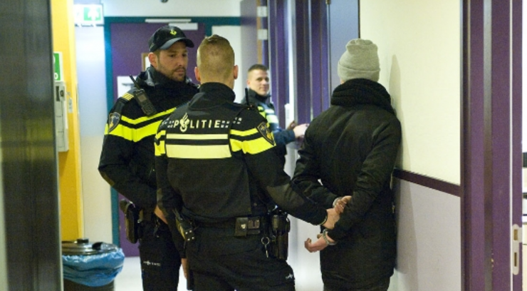 Twee mannen van 23 en 26 jaar die zouden hebben gevochten zijn 1 februari aangehouden. Toen bedreigden zij agenten.