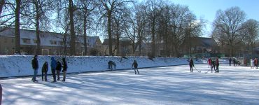 Op veel plekken in het land kan je deze week op natuurijs schaatsen, ook in Tilburg. Veel drukte dus ook op het ijs in het Kromhoutpark.