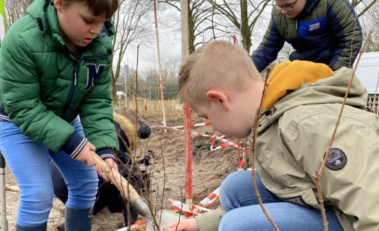 Leerlingen van sbo Westerwel in de Reeshof hebben zo’n 1000 bomen geplant aan het Biervlietplein. Deze bomen vormen samen een ‘tiny forest’, ofwel mini-bos.