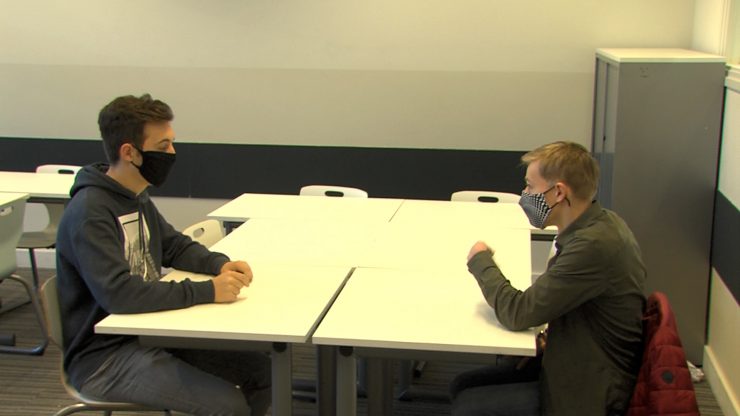 Joris de Lauw en Rens Schapendonk laten op 17 maart jongeren tussen de 14 en 18 jaar stemmen. Ze doen dit om te onderzoeken hoe deze groep zou stemmen als dat wel mocht.