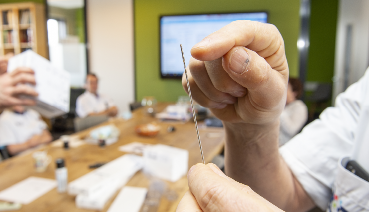 Neurochirurgen in het ETZ hebben als eerste in de Benelux een nieuwe generatie elektroden in het hoofd van een Parkinsonpatiënt ingebracht.