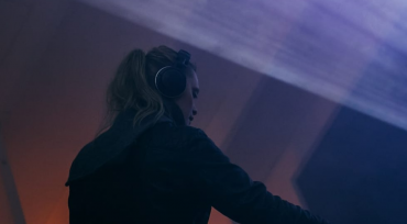 Terwijl corona alle evenementen platlegt, slaan Draaimolen Festival en R-Newt Jongerenwerk de handen ineen om jongeren de fijne kneepjes van het draaien te leren.