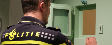 Op vrijdag 2 april zijn twee vrouwen aangehouden voor mishandeling van een medewerker van NS. De beveiliger liep op het station letsel aan zijn gezicht en zijn arm op.