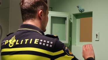 Op vrijdag 2 april zijn twee vrouwen aangehouden voor mishandeling van een medewerker van NS. De beveiliger liep op het station letsel aan zijn gezicht en zijn arm op.