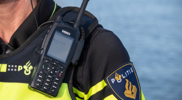 Een man, aan wie een lokaalverbod was opgelegd, ging bij zijn aanhouding door het lint en beet ook een agent.