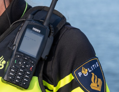 Een man, aan wie een lokaalverbod was opgelegd, ging bij zijn aanhouding door het lint en beet ook een agent.