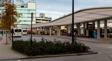 Agenten houden een vrouw aan na weigering om, ondanks meerdere keren te zijn gewezen op de mondkapjesplicht, het servicepunt van een busbedrijf te verlaten.