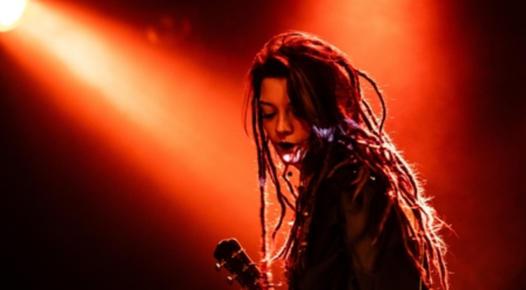 In haar Little Girl Blue Tour doet Camilla Blue ook Paradox aan. Op zaterdag 29 mei brengt zij er live songs van haar albums ‘Blue’ en ‘Yellow’ ten gehore.