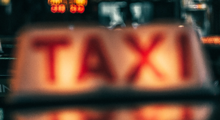 Bij een schietincident in een taxi schoot een passagier met een vuurwapen in het dashboard.