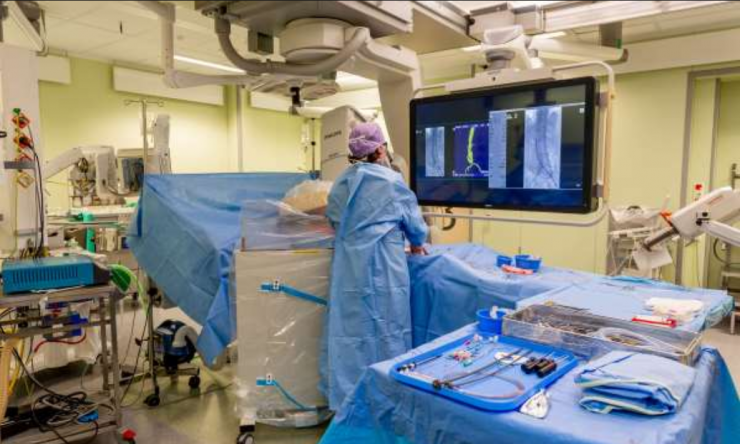 De vaatchirurgen van het ETZ maken bij operaties van nu af aan gebruik van een 3D-techniek, waarmee de ingreep precies op een beeldscherm te volgen is.