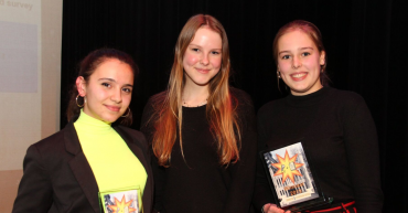 Tijdens een besloten avond in de concertzaal van Theaters Tilburg wordt bekend wie de nieuwe, vijfde Junior Stadsdichter van Tilburg is geworden.