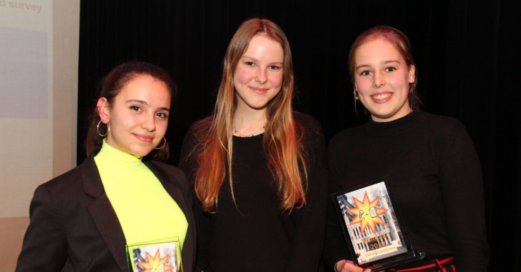 Tijdens een besloten avond in de concertzaal van Theaters Tilburg wordt bekend wie de nieuwe, vijfde Junior Stadsdichter van Tilburg is geworden.