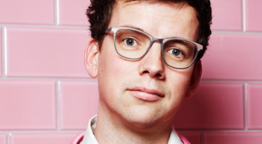 Cabaretier en columnist Pieter Derks speelde met zijn show ‘Voor wat het waard is’, en toen gingen de theaters dicht. Hij besloot inmiddels de draad weer op te pakken.