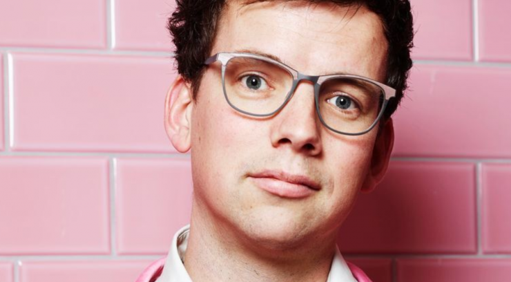 Cabaretier en columnist Pieter Derks speelde met zijn show ‘Voor wat het waard is’, en toen gingen de theaters dicht. Hij besloot inmiddels de draad weer op te pakken.
