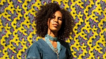 De schouwburg trakteert je in juli op optredens op haar buitenpodium. Op vrijdag 23 juli kun je er genieten van electro-jazz van Esinam.