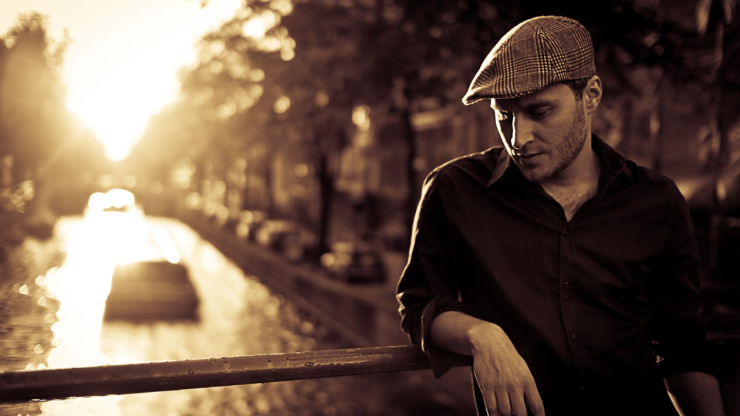 Op het terras van het Theatercafé van Theaters Tilburg kun je op 15 juli genieten van een muzikale avond, met op het podium het Paul van Kessel Trio.