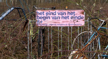 Op 2 september vieren Theater Artemis en Het Zuidelijk Toneel hun Nederlandse première van de voorstelling ‘Het eind van het begin van het einde’ bij Theaters Tilburg.